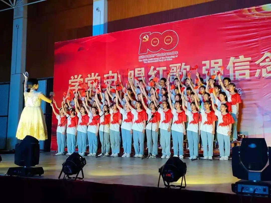 时尚拼接牛仔裤